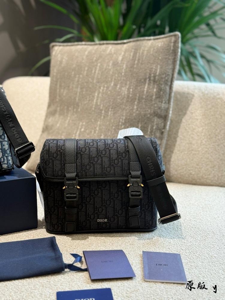 p280
Caught by Dior's new bag!  Who can withstand this
Family members, who knows?  Dior's new bag is simply insane!   
Classic elements, retro yet fashionable, every glance is heart wrenching. The collision of black and beige tones is simple yet soph...