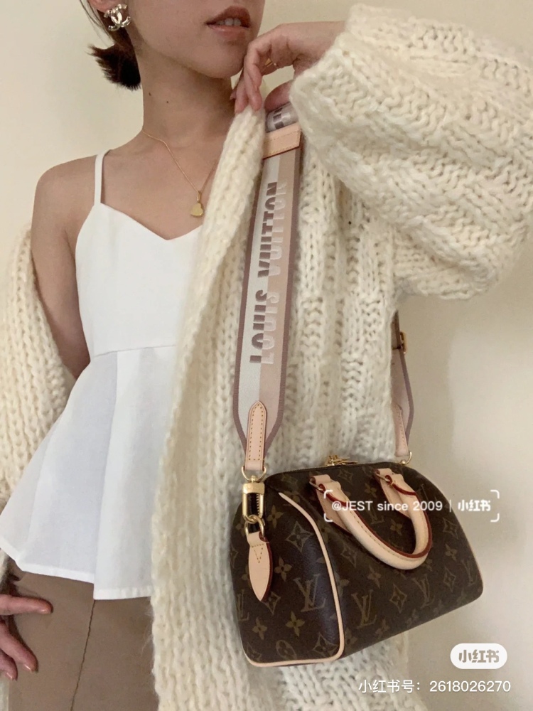The soul of LV's new milk tea Speedy 20, M46222 bag is that strap!
Super beautiful milk tea color!  !
Versatile and gentle color scheme
Can be carried by hand/shoulder back/side back
The capacity of Speedy20 is self-evident!
