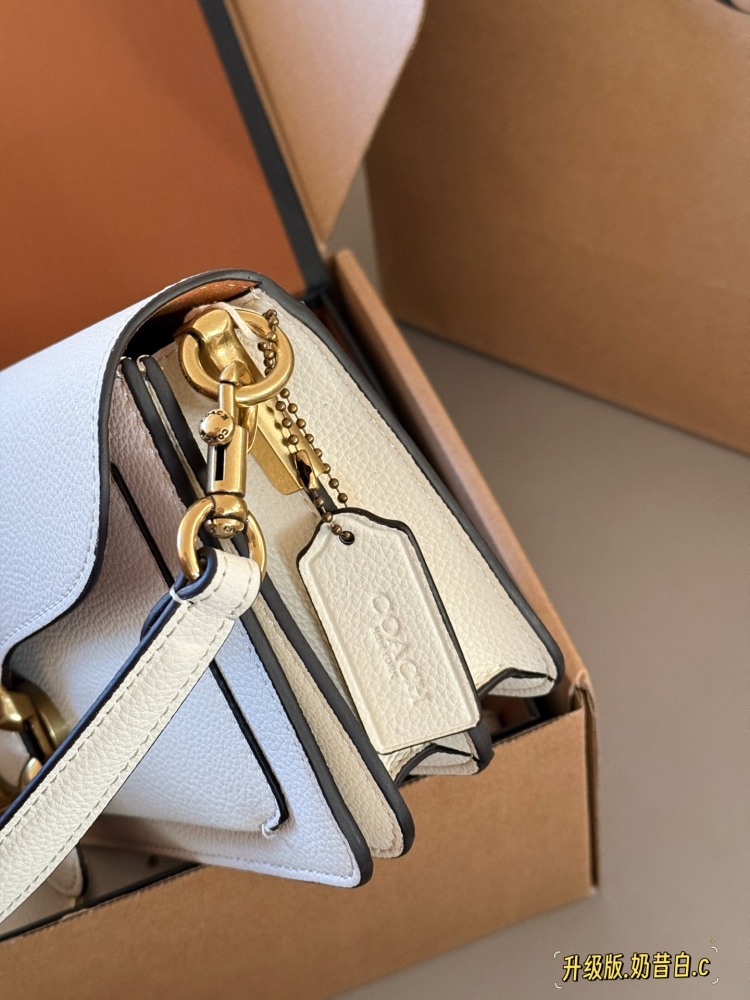 255 box upgrade version
size：25*15cm
Versatile artifact - tabby
C's Wine God Tabby
Milk white is super beautiful!
Engraving of Coach on Hardware
Full of small details
Equipped with leather straps for both shoulders!