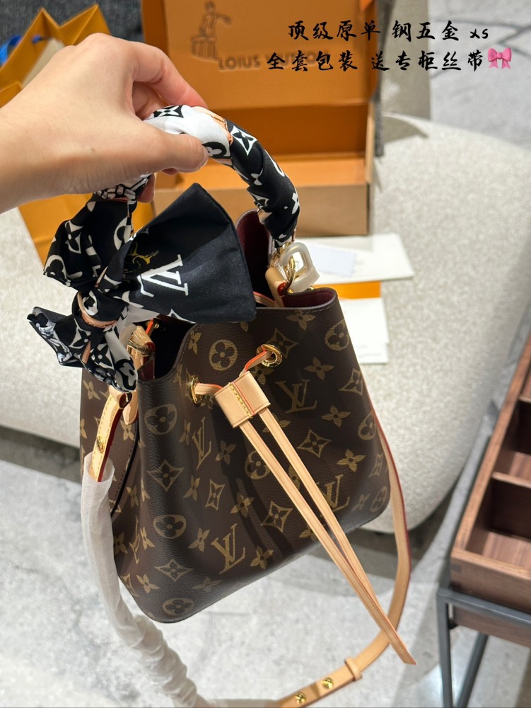 p375
Lv One Second Get Fairy Sister Same Version V
LV speedy nano t+from a fashion perspective As mentioned above, it meets everyone's aesthetic preferences, being lightweight, durable, and super capable of carrying a minimalist body that is suitable...