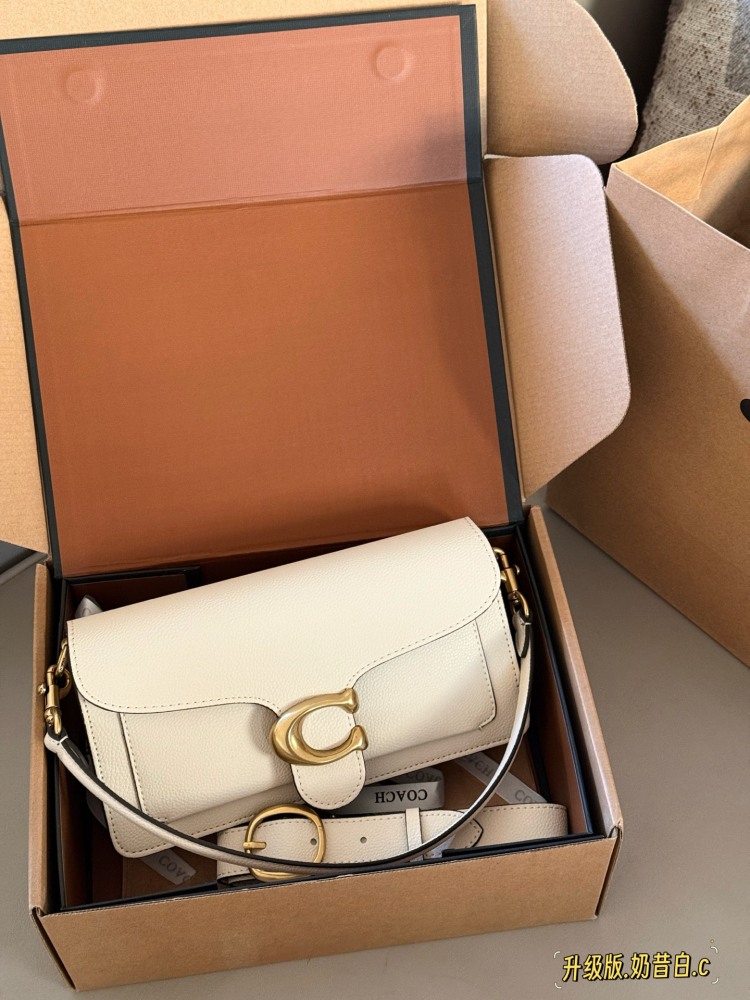 255 box upgrade version
size：25*15cm
Versatile artifact - tabby
C's Wine God Tabby
Milk white is super beautiful!
Engraving of Coach on Hardware
Full of small details
Equipped with leather straps for both shoulders!