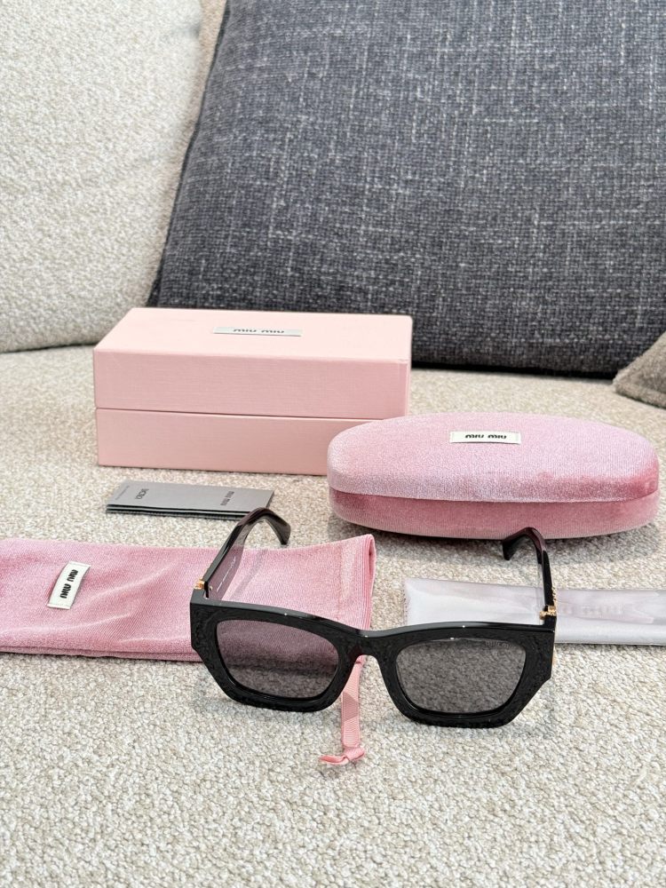 MIU MIU Goddess Sunglasses P220
The hottest style of 2025 is definitely this one!
MiuMiu11W is your best companion for going out without makeup. This pair of sunglasses is like magic that will definitely enhance your temperament, whether you are wear...