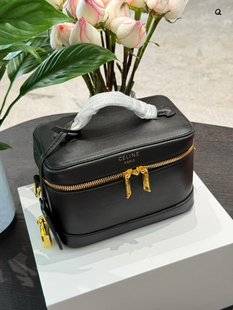 p215
CELINE VANITY Makeup Box Bag ●●●
This classic makeup bag is made from MAISON CELINE's makeup bag, and this season it has a new look in the handbag series. The size is well made, and the makeup bag is practical, versatile, and exquisite. Th...