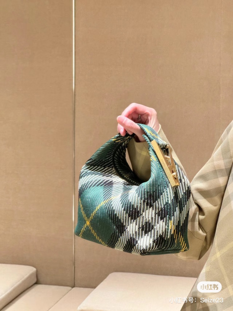Burberry peg bag | 2024 best-selling bag
Drum shaped lunch box bag paired with knitted fabric
There is a kind of familiar nostalgia that blends in again
Burberry's iconic checkered pattern
There's a little more British style~
I especially like the me...