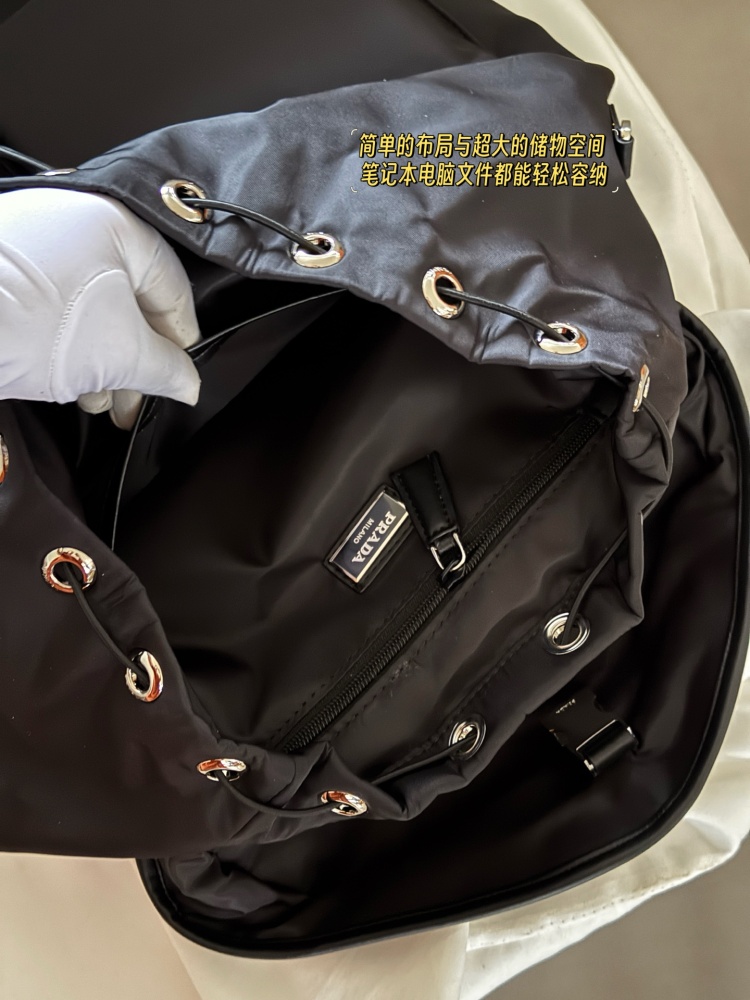 270 without box
size：37*46cm
Prada Nylon Backpack
24-hour fashion show!
Can be carried on both shoulders or one shoulder!
The simple layout and large storage space make it easy to accommodate laptop files, and the details are perfect
