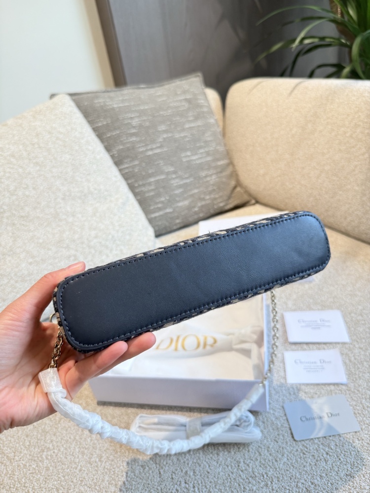 Original Embroidered P260 Leather Matching
New MISS DIOR Mini Chain Bag 2024 Early Spring NEW
Classic rattan plaid elements, made of lambskin material and paired with a short chain, can be carried by hand or worn under the armpit
Long shoulder straps...