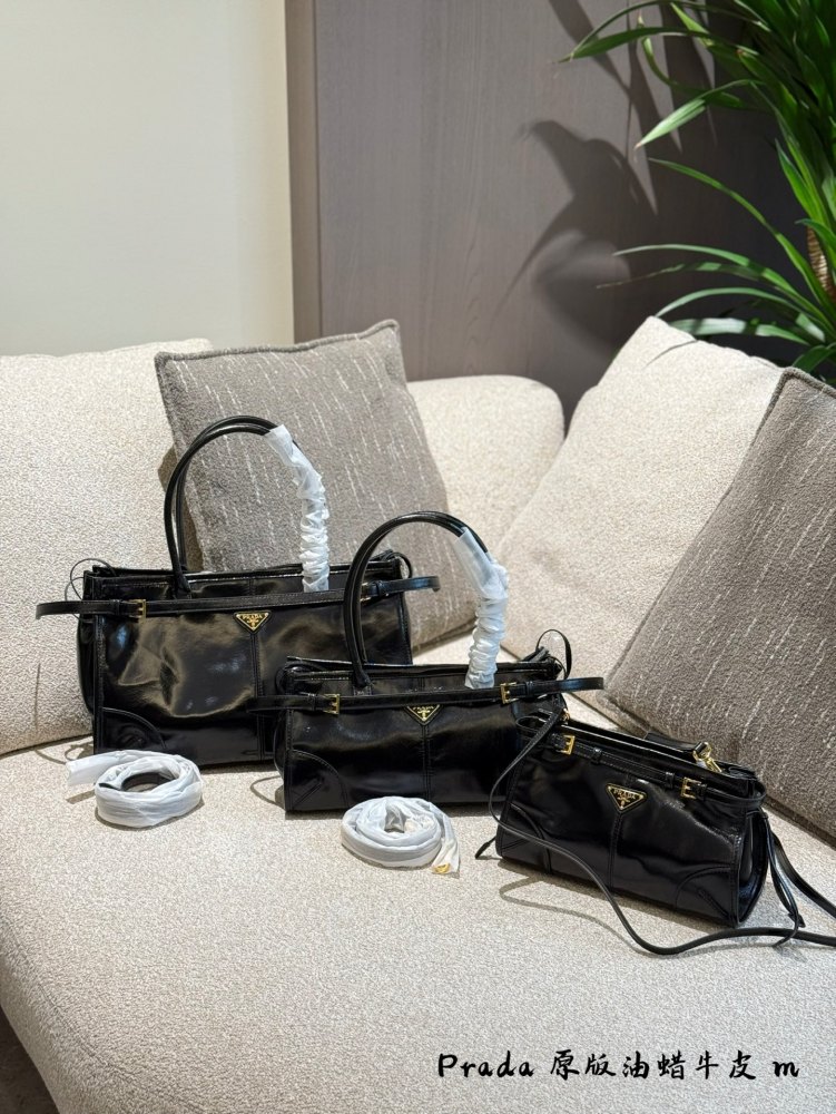 P300p320p340 comes with a box
When Prada's designers quietly ignite the design circle
This season's Prada has been planted by sweet potato bloggers with a soft lux, long handled tote, and oil wax leather women's bag.
At this point, Prada discovered a...