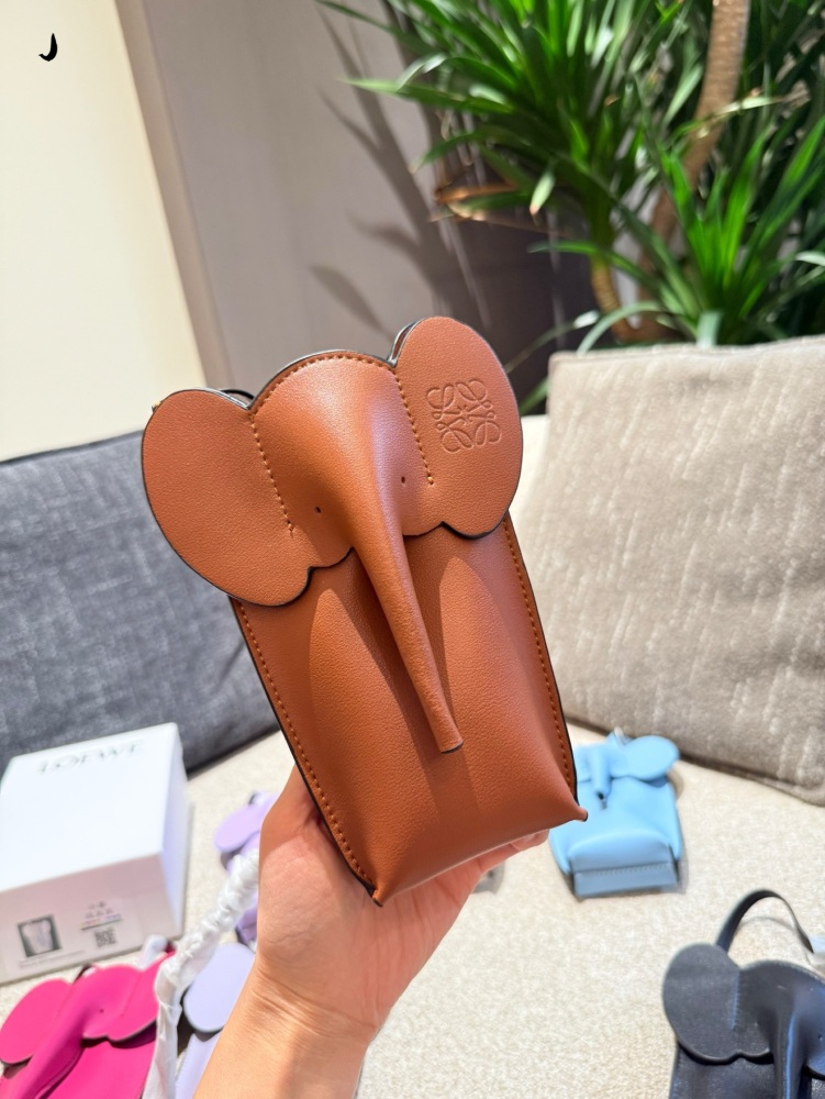p200
Is Loewe's new elephant phone bag worth buying?
Super cute little elephant phone bag, made of calf leather, can be worn shoulder or crossbody, with adjustable shoulder straps. In addition to being cute, you can also install a mobile phone. The c...