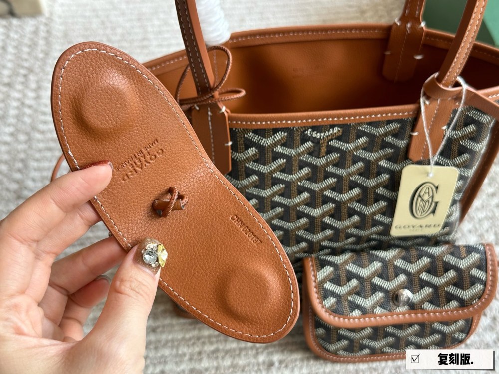 Reproduction edition 215 with box
size：20*19cm
Goya shopping bag ?
Mini shopping bags belonging to this season
Perfect 1:1 customization
Goyard Dog Teeth Red Limited Edition
The physical object is really textured,
New Year's Destiny Pack!