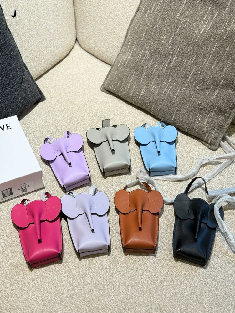 p200
Is Loewe's new elephant phone bag worth buying?
Super cute little elephant phone bag, made of calf leather, can be worn shoulder or crossbody, with adjustable shoulder straps. In addition to being cute, you can also install a mobile phone. The c...