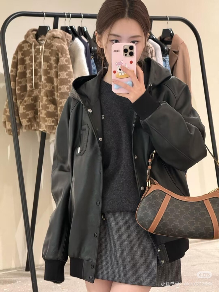 Celine launches new floral shoulder bag
Full of retro style autumn and winter coats, really beautiful