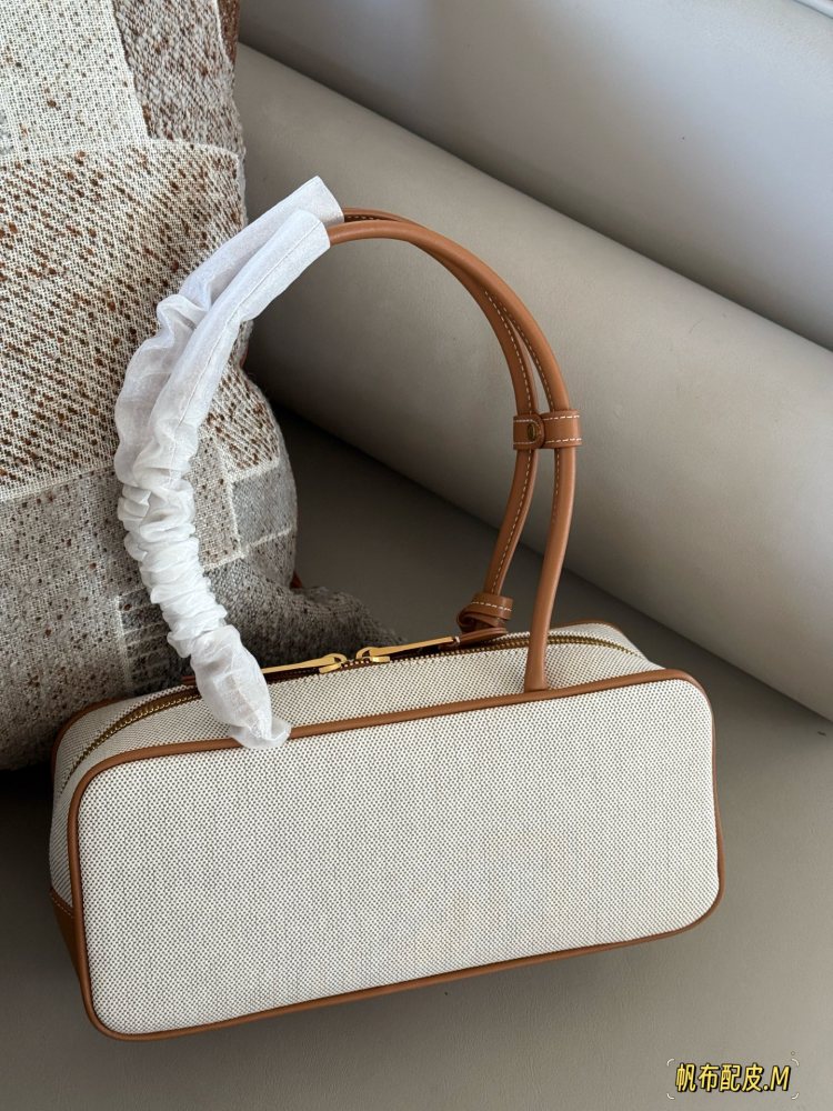 290 boxes
size：28*15cm
Miumiu bowling/briefcase/
Miu is here to steal money again! The new canvas briefcase is here!
It's nice to carry on your back
Can be carried by hand or carried diagonally!
The appearance is Princess Miumiu!
