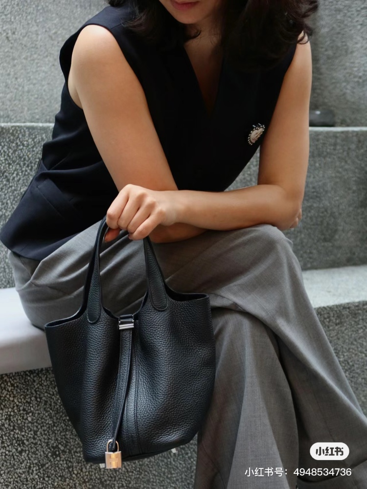 Hermes entry-level bag | Basket of vegetables black silver picotin 18 Hermes classic entry-level model, black silver. Reaching new heights
Super versatile classic black, never outdated country
It matches well with sweaters and coats in autumn and win...