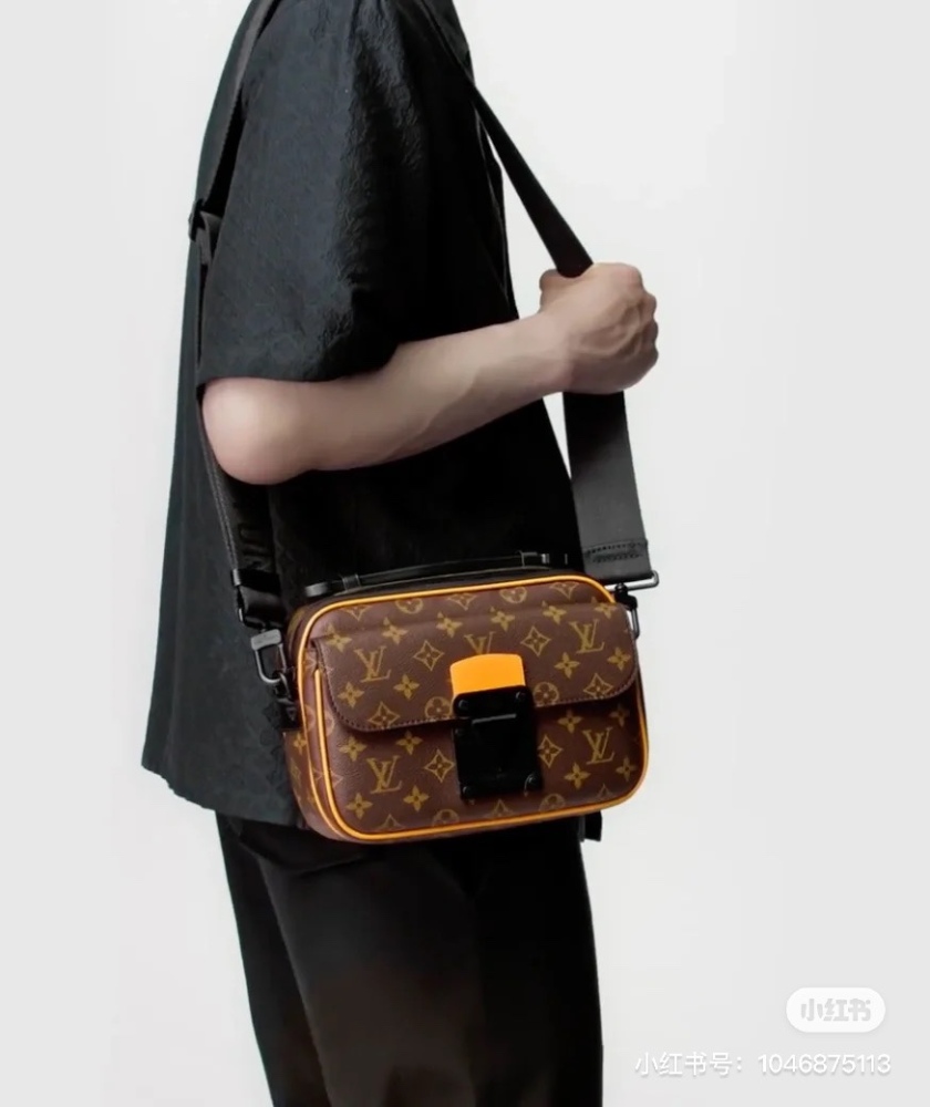 Lvslock men's mailman bag unboxing real shot 0, with super strong texture, classic and versatile capacity, it can fit a large practical circumference
The whole bag body is embossed, and the upper body is so cool, sunny, and handsome
The bag is sturdy...