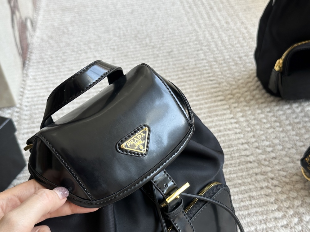 220 sets of boxes
size：21 24cm
Prada Hobo Nylon Backpack
Seeing the physical object is truly perfect!
package ??
Designed to be super convenient and comfortable!