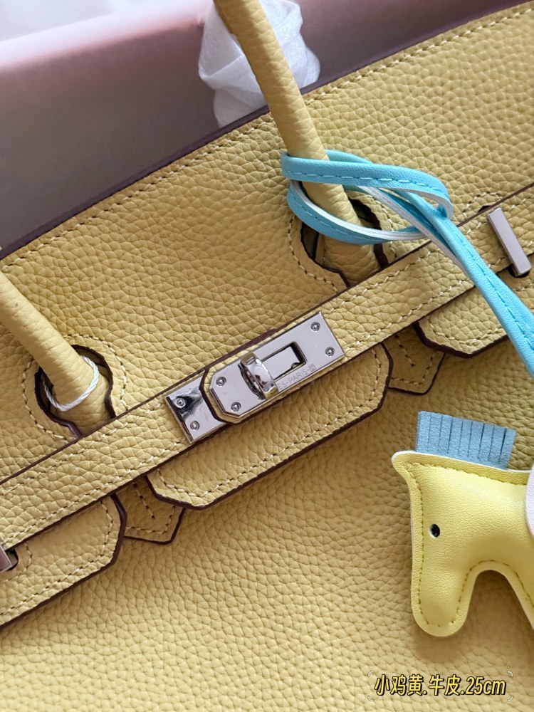 325 345 with complete packaging
size：25cm/30cm
The season for carrying platinum bags has arrived
Bk25 Original Quality ??
Hermes | Birkin 25 Lychee patterned cowhide
That's really amazing, it's both salty and sweet
A stunningly beautiful birkin...