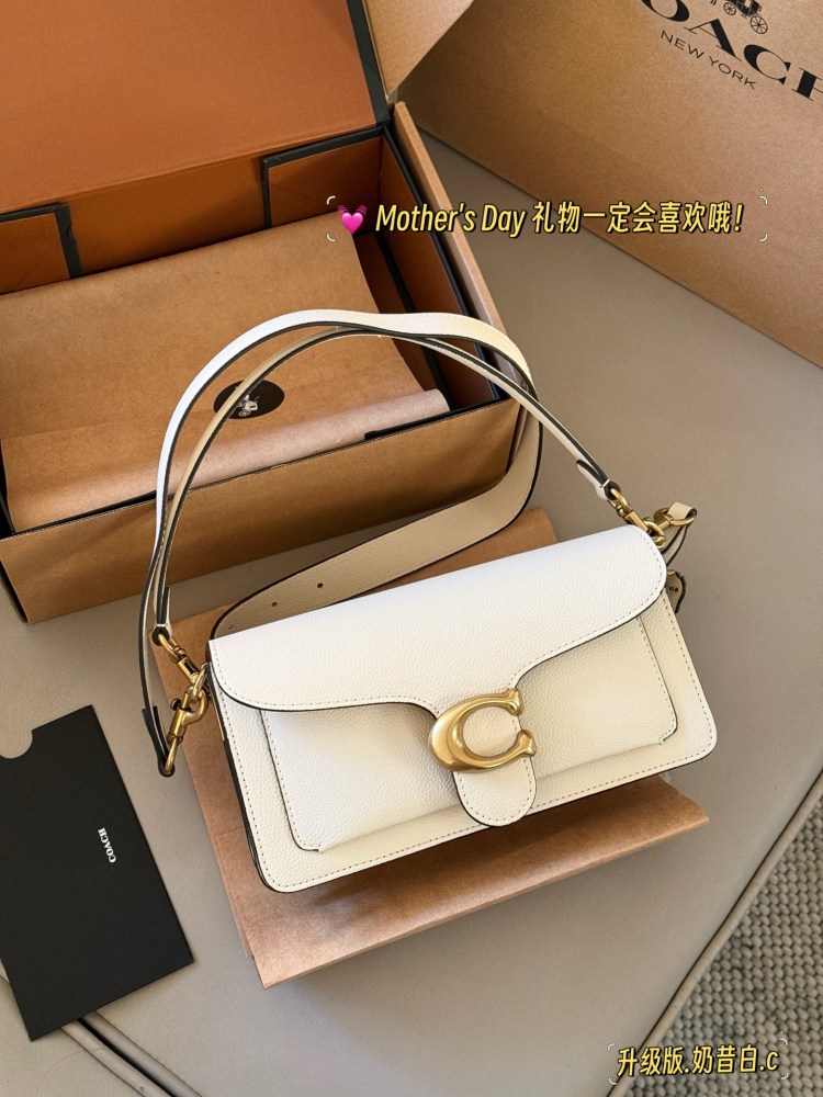 255 box upgrade version
size：25*15cm
Versatile artifact - tabby
C's Wine God Tabby
Milk white is super beautiful!
Engraving of Coach on Hardware
Full of small details
Equipped with leather straps for both shoulders!