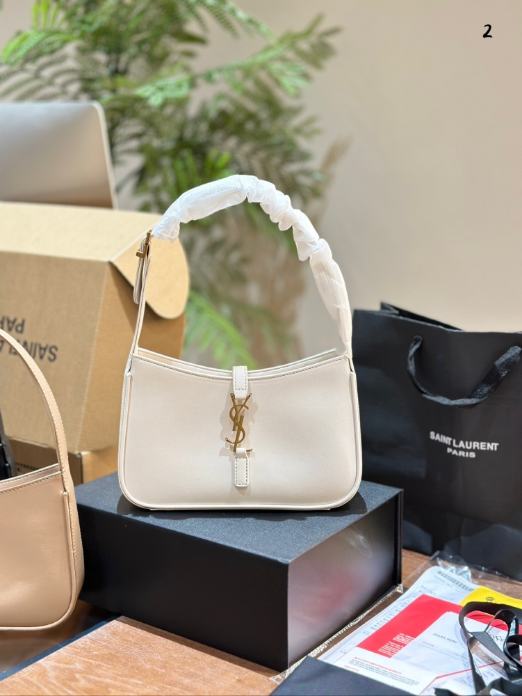p230
Saint Laurent YSLLE5A7 black gold logo bag with hook and loop closure design
Size 23x16x6.5 centimeters, simple and low-key bag shape, huge beauty and versatility on the upper body, super revealing temperament