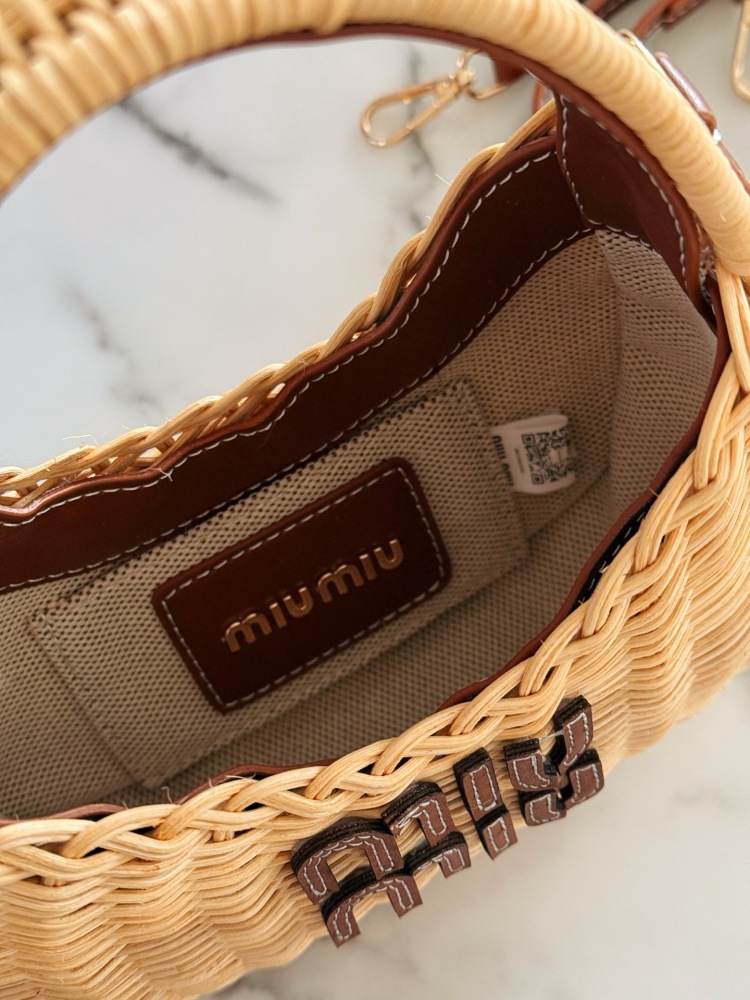 210 box
size：22*12cm
Miumiu Summer Limited Edition|
New woven vegetable basket
A chaotic hobo bamboo woven bag with a raging fire
The cute cowhide iconic logo becomes a highlight, it's so beautiful