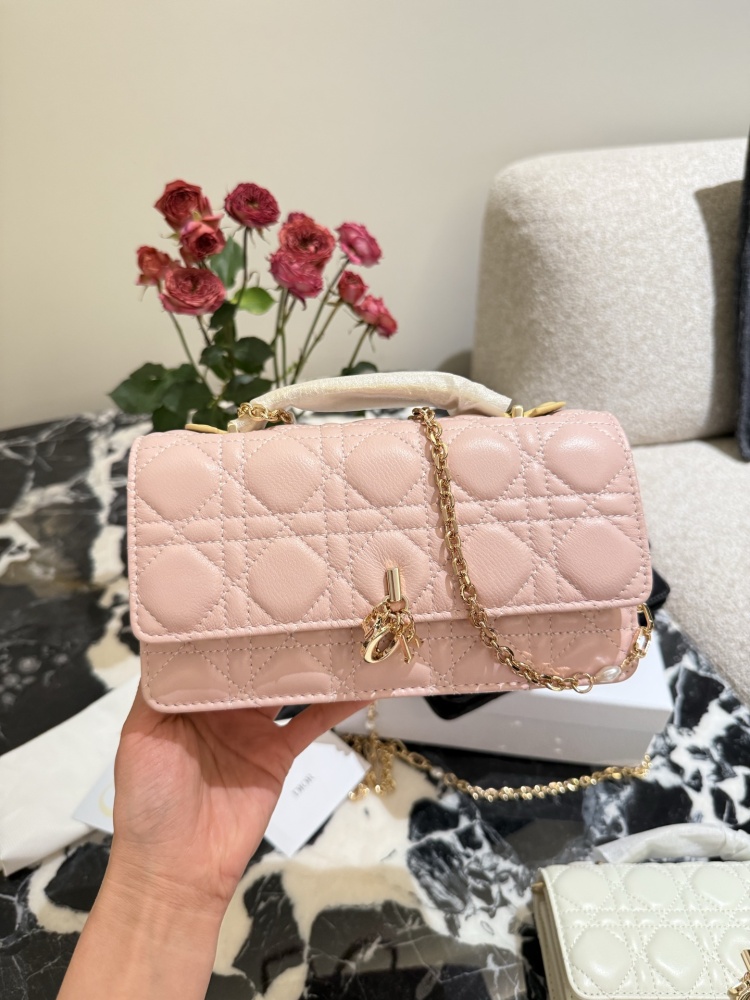 P300
Dior's new woc sheepskin and phone bag
Exquisite pearls paired with chains are truly super beautiful, made of imported sheepskin material
Size: 19 * 10
Complete gift box packaging