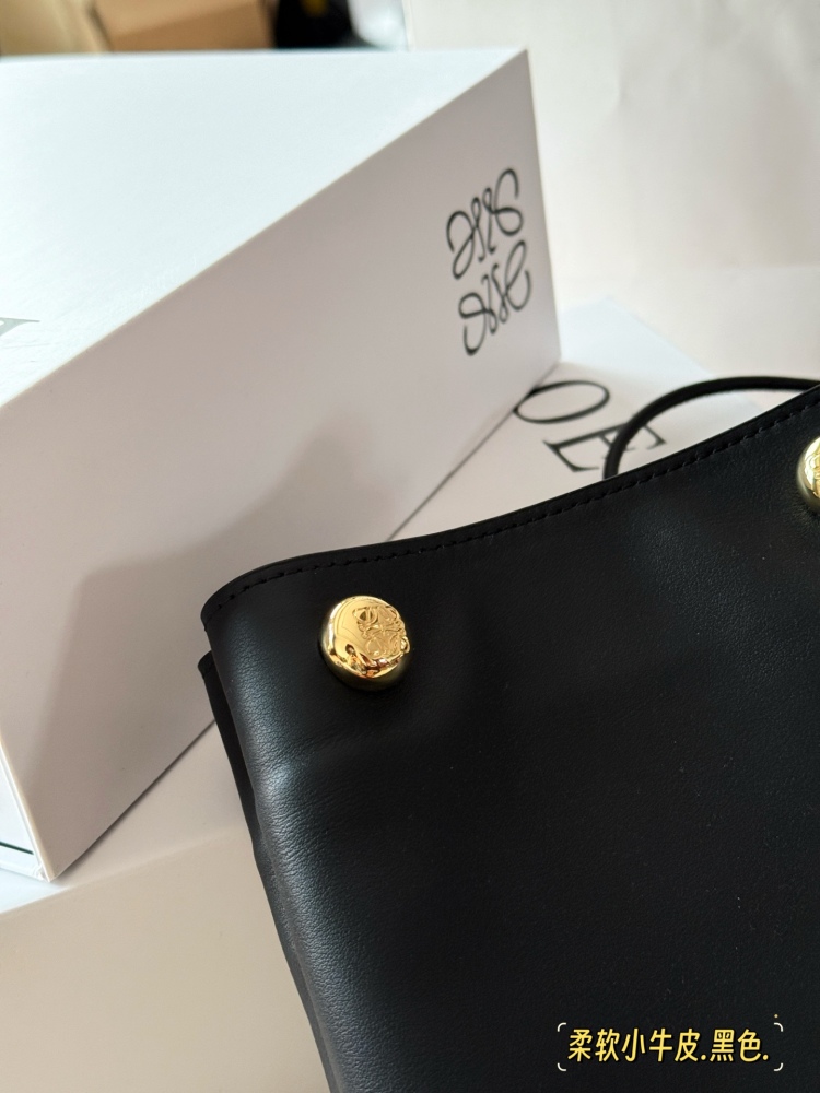 235 box cowhide
size：17*21cm
Loewe's new pebble pouch
Exquisite and compact
Zundu is very beautiful and soft
The material of calf leather feels very comfortable to the touch