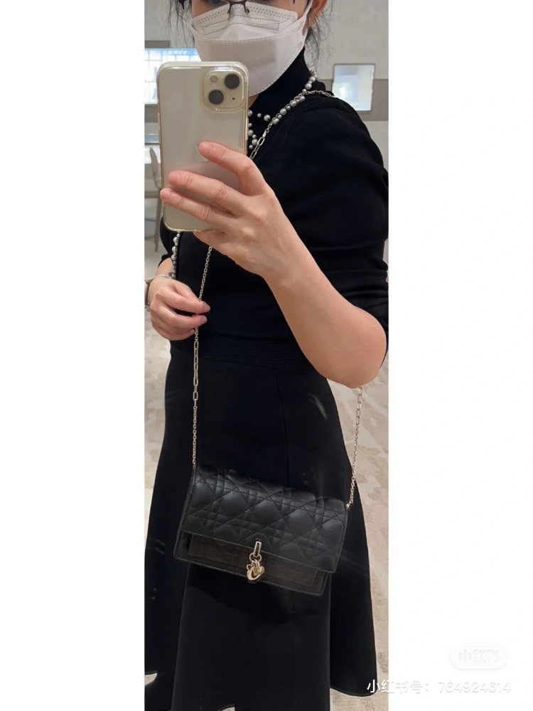 Lady Dior phone case
The small chain is very beautiful and can be slung over one shoulder. It cannot be adjusted and can hold a phone, lipstick, napkins, car keys~# dior # dior2024