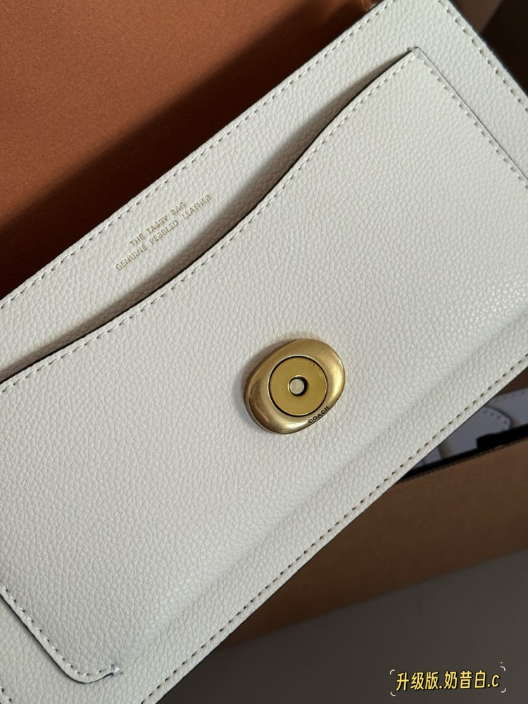 255 box upgrade version
size：25*15cm
Versatile artifact - tabby
C's Wine God Tabby
Milk white is super beautiful!
Engraving of Coach on Hardware
Full of small details
Equipped with leather straps for both shoulders!