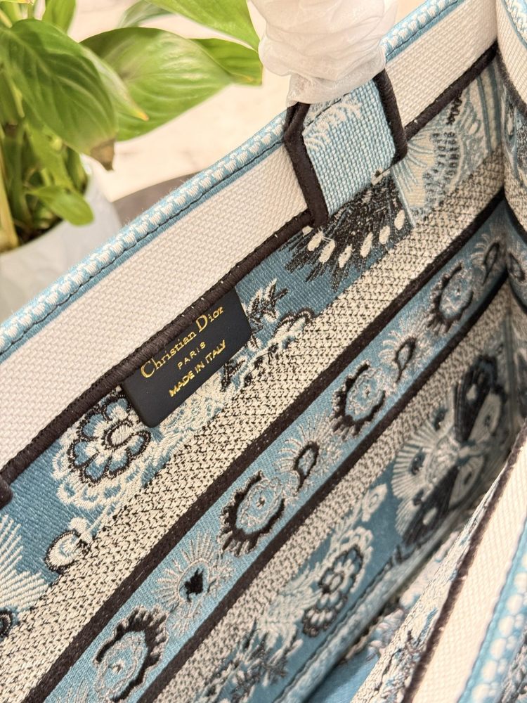Dior Embroidery Series Toto Bag p250p280
The new Dior embroidered bag showcases unparalleled luxury and sophistication~Butterfly embroidery details showcase Dior's brand's craftsmanship spirit
Dust bag inside the driver's hand or shoulder
Super sized...