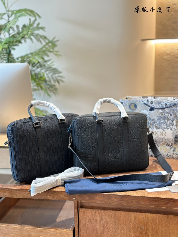 p340
Dior leather briefcase, a new trend in the workplace
Due to the use of genuine leather material, this briefcase feels very comfortable to the touch. Carrying it for a long time will not cause fatigue.
The compartments and pockets inside the bag ...