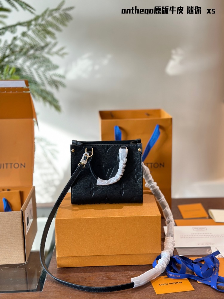 p365
Original cowhide, new mini model
Iv on the go tote can also be sweet and cool
The all-new LV on the go mini tote is high-end and can be slung diagonally. It measures 20 × 19 * 11.5cm and comes with a complete set of new airplane box packaging