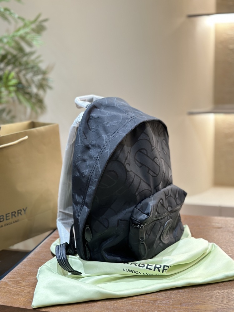 p240
The most frequently asked backpack
This exterior color is not Burberry's traditional beige British style, but rather a black base with the Burberry logo embossed on the backpack, giving it a low-key and steady yet elegant look. The texture is re...