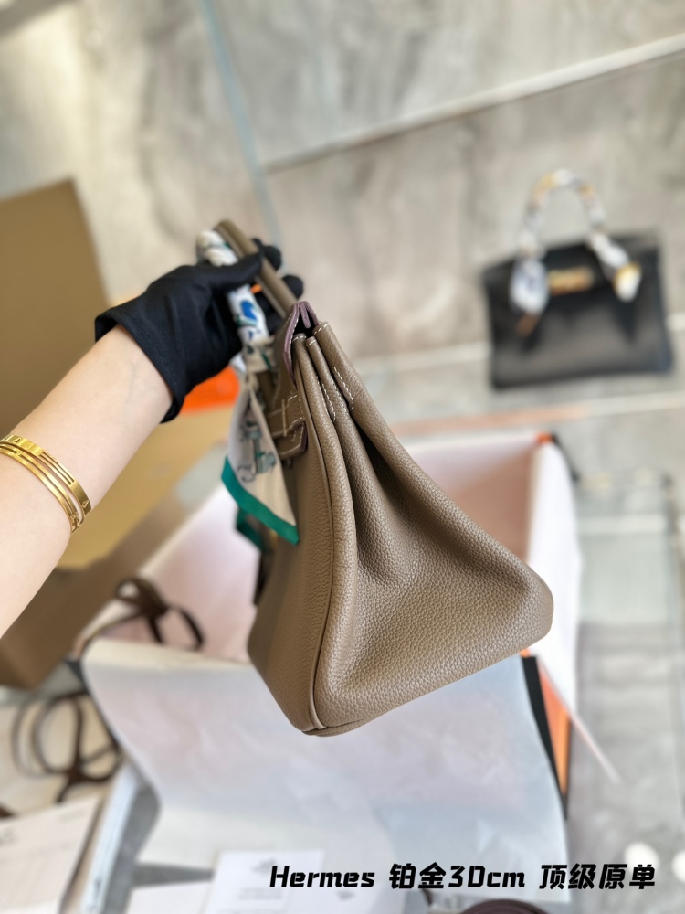 Delivery scarf folding box packaging p390
Hermes bk30cm top of the line pure leather collection with endless love and a Hermes Birkin platinum bag that will not be taken off the shelves for thousands of years. Original factory laser hardware, various...