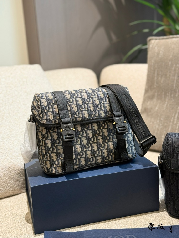 p280
Caught by Dior's new bag!  Who can withstand this
Family members, who knows?  Dior's new bag is simply insane!   
Classic elements, retro yet fashionable, every glance is heart wrenching. The collision of black and beige tones is simple yet soph...