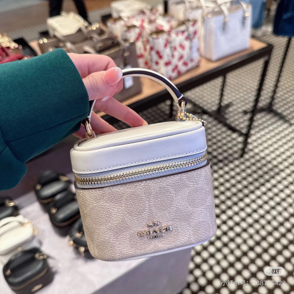 Chanel? Coach? The latest small square box bag is super charming and can hold foldable phones
Lipstick keys are very versatile
Small and exquisite, this is not a proper concave shaped artifact