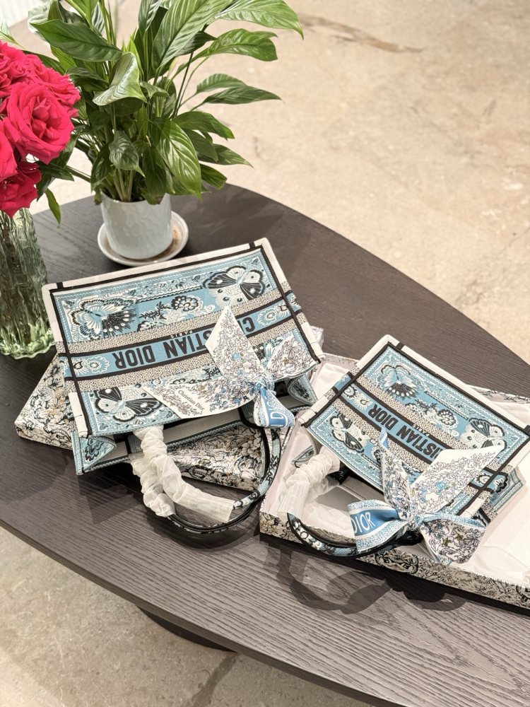 Dior Embroidery Series Toto Bag p250p280
The new Dior embroidered bag showcases unparalleled luxury and sophistication~Butterfly embroidery details showcase Dior's brand's craftsmanship spirit
Dust bag inside the driver's hand or shoulder
Super sized...