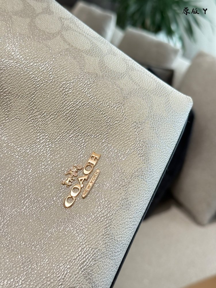 Coach lunch box bag p255
Zip top armpit bag multiple back method~
The new Zip top armpit bag is deeply loved by everyone~
The short shoulder strap under the armpit is very eye-catching, how to adjust the shoulder strap?
You can see that we will threa...