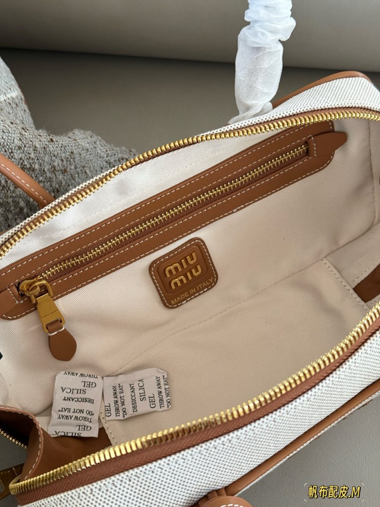 290 boxes
size：28*15cm
Miumiu bowling/briefcase/
Miu is here to steal money again! The new canvas briefcase is here!
It's nice to carry on your back
Can be carried by hand or carried diagonally!
The appearance is Princess Miumiu!
