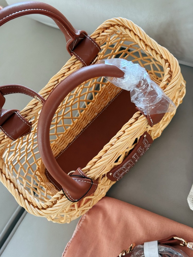 250 boxes
size：24*18cm
Miumiu Summer Limited Edition|
New woven vegetable basket
A chaotic hobo bamboo woven bag with a raging fire
The cute cowhide iconic logo becomes a highlight, it's so beautiful