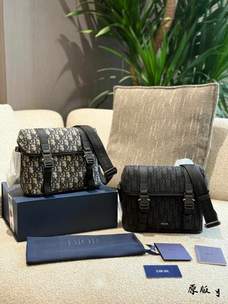 p280
Caught by Dior's new bag!  Who can withstand this
Family members, who knows?  Dior's new bag is simply insane!   
Classic elements, retro yet fashionable, every glance is heart wrenching. The collision of black and beige tones is simple yet soph...