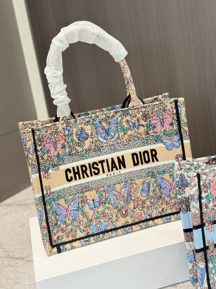 P290 Spring New Collection
Dior | ww This bag has the name INFP Butterfly written on it! Butterflies flap their wings, and all things are colorful
When butterflies flap their wings and sweep through the summer, everything is endowed with vitality. Th...