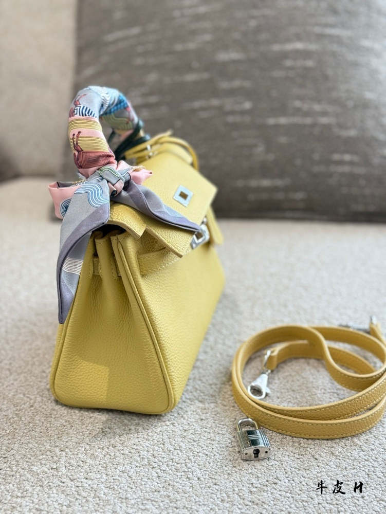 Cowhide P330
High quality texture, versatile upper body, super stylish!!
Hermes MiniKelly II,
Suitable size for all age groups, playful and cute to carry~20cm