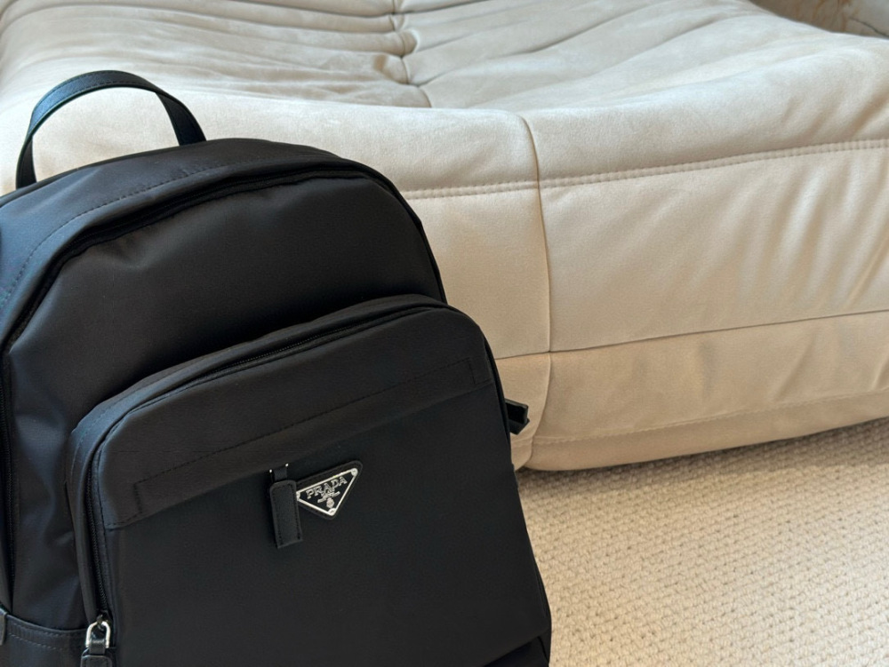 ￥260
PRADA large capacity men's backpack, made of classic nylon parachute material, lightweight and easy to maintain! The large capacity design allows you to travel without worrying about zipper compartments and computer compartments in your bag
The...