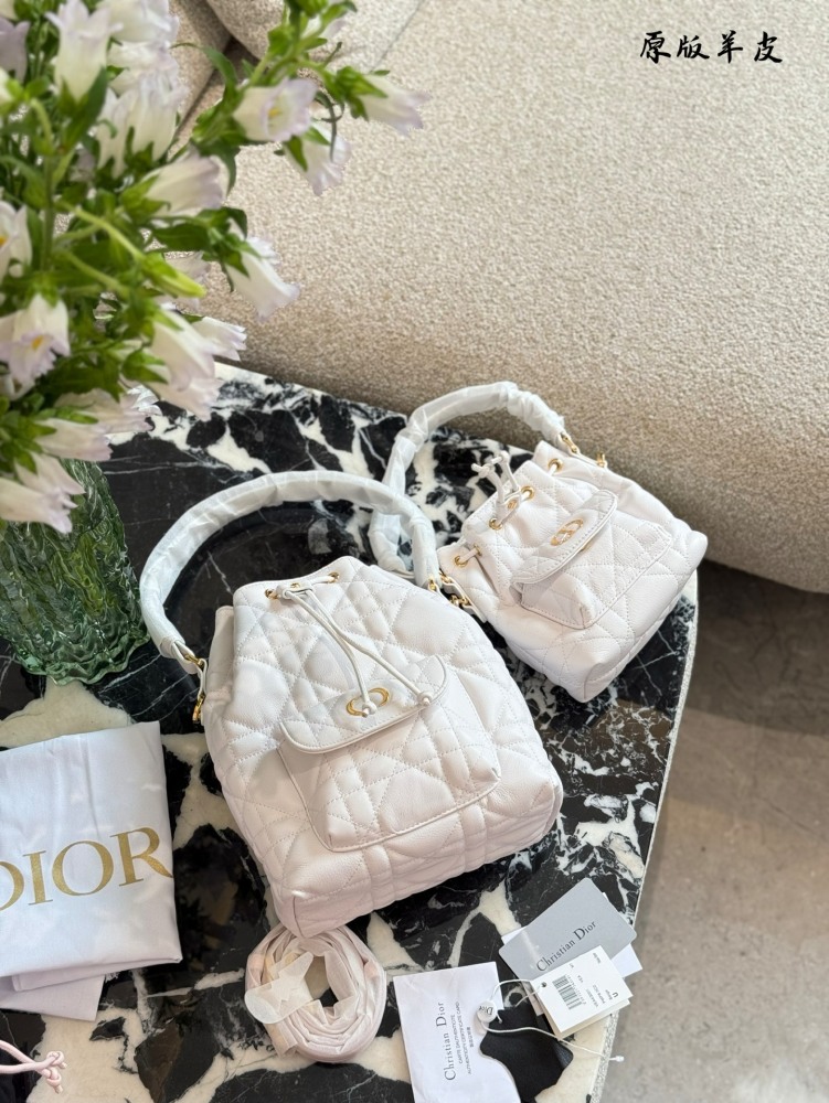 p310p330
The DIORCARO leather goods collection is named after the nickname "CARO" of Mr. Dior's sister, Caterina Dior
Crafted with carefully crafted materials such as sheepskin leather, adorned with oversized wicker patterned stitching and spacious d...