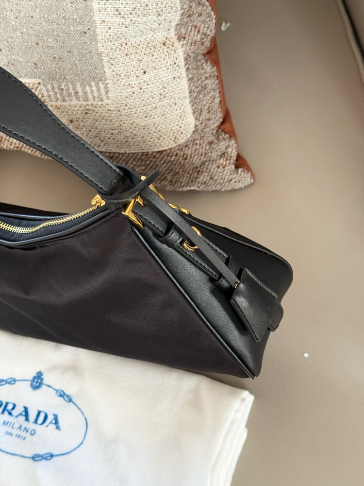 290 boxes
size：40*20cm
??? Recommended PRADA aimee
Prada has released a new model again
This underarm nylon cowhide handbag is also quite good!
The designer's inspiration is starting to shine again!
Lightweight nylon material paired with calf...