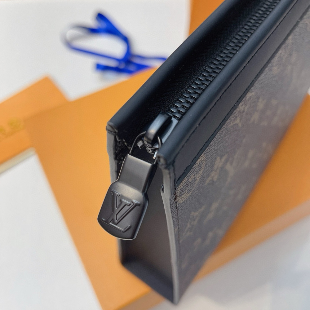 Lao Hua LV is known for its exquisite craftsmanship, with rare designs and special leather that combine technological innovation with classic style, highlighting the existence of the Louis Vuitton world. The internal design of the wallet is exquisite...