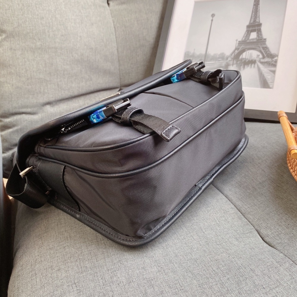Prada's latest single shoulder crossbody bag has been shipped. It is a high-end luxury original board imported waterproof fabric with cross patterned cowhide, luxurious triangular mark hardware, lightweight and practical. The logo is clear and easy t...