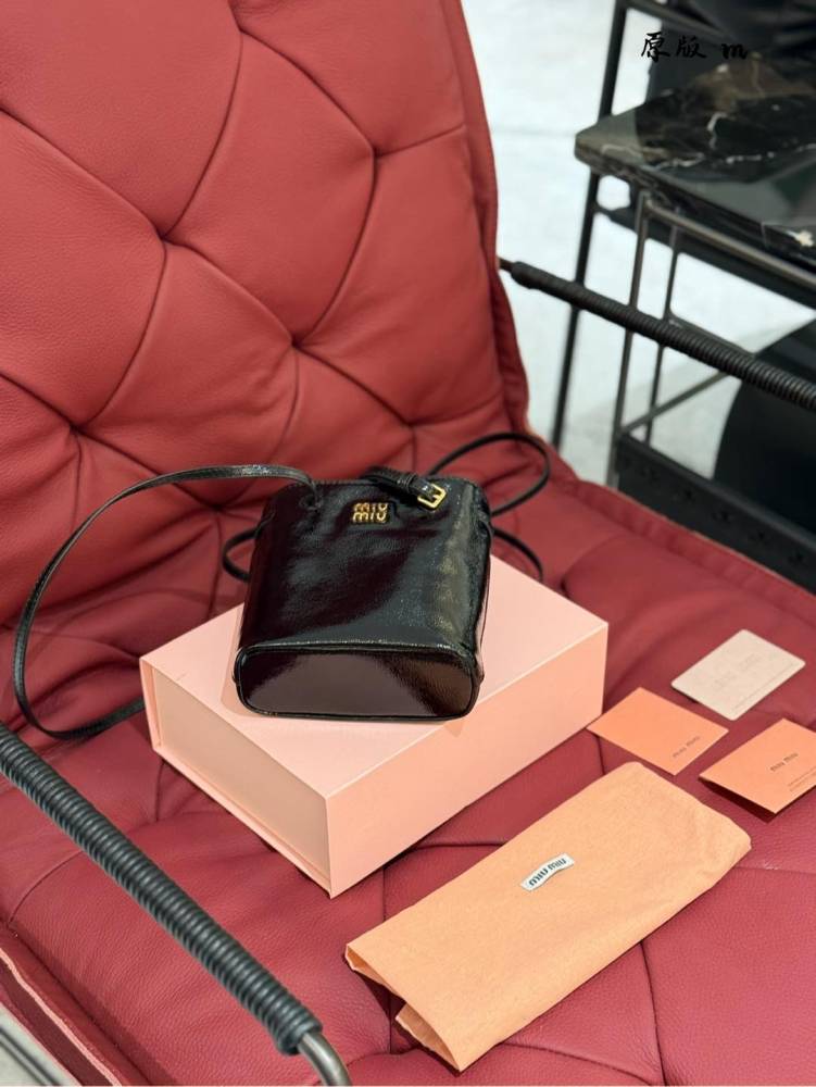 Oil wax cowhide
Miumiu recommends new small water bucket oil wax leather
The newly released oil wax leather material small water bucket this year feels too comfortable to touch, and the space capacity is very practical
Sisters who usually go out with...