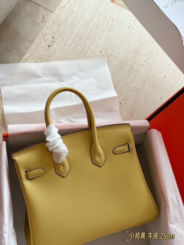 325 345 with complete packaging
size：25cm/30cm
The season for carrying platinum bags has arrived
Bk25 Original Quality ??
Hermes | Birkin 25 Lychee patterned cowhide
That's really amazing, it's both salty and sweet
A stunningly beautiful birkin...