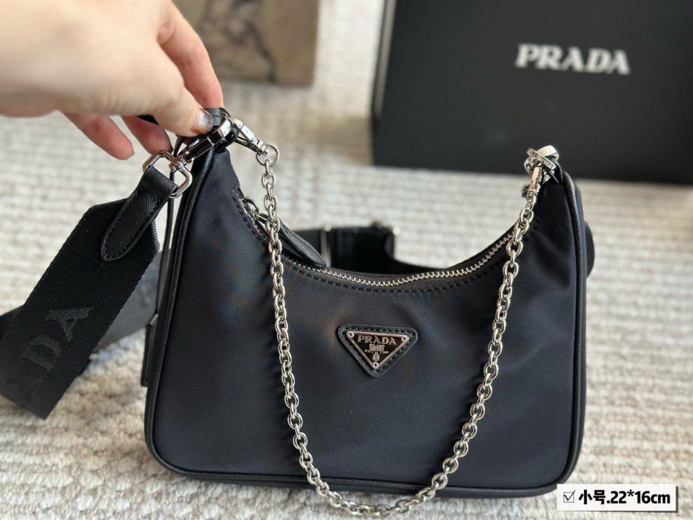 p195p205p215
Top quality packaging
21cm small, 24cm medium, 28cm large (base length)
Prada Hobo Three in One!
?? Export orders to South Korea!
?? The quality is super good!!
A large dumpling like bag with a small bag, a wide shoulder strap an...