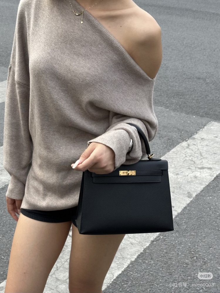 Black Gold Kelly 25 is so handsome!!! Hermes Kelly can't look up to other bags at first glance
Aima, you are really good at grasping my preferences!!!
Hermes/Hermes Kelly 25 Classic Black Gold Epsome Leather
The gold size is more rigid and three-dime...